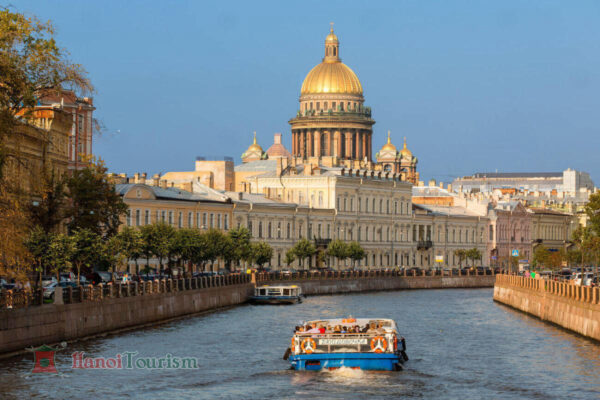 Du thuyền trên sông Neva (Saint Petersburg, Nga)