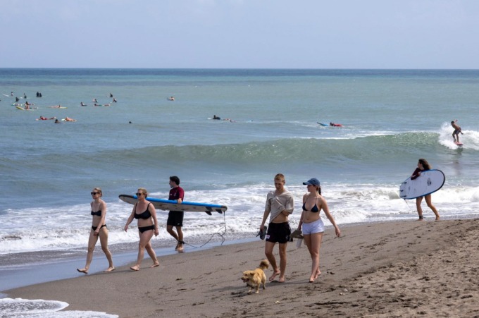 Du khách đi dạo trên bãi biển Bali