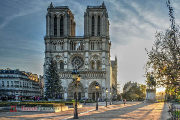 Nhà thờ Đức Bà Paris (Notre-Dame de Paris) – Paris -Pháp