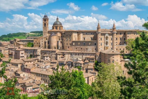 Lâu đài cổ (kiến trúc đặc trưng vùng Piemonte) – Piedmont - Ý